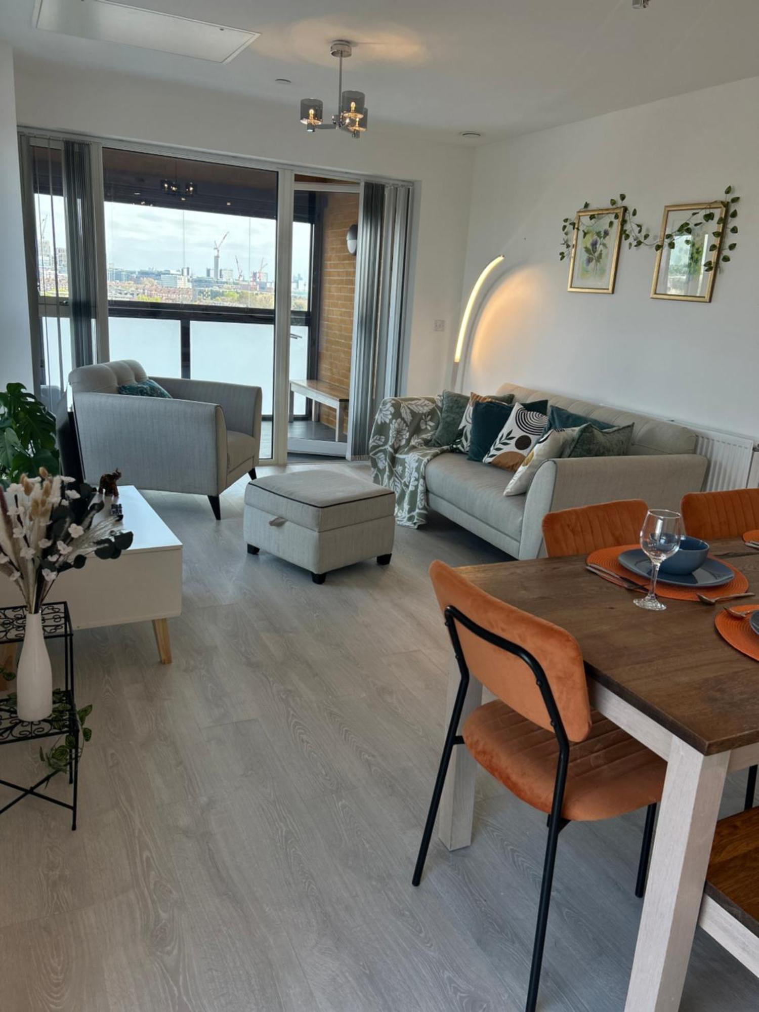 In A Panoramic Flat Londres